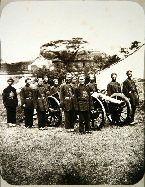 Čínští vojáci, kolem roku 1875 (tisk alba) od William Saunders