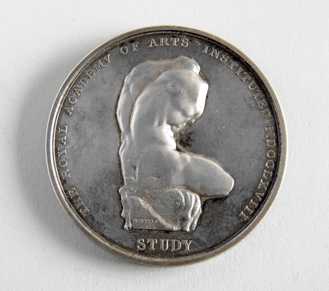 R.A. medaile udělena George Framptonovi 10.12.1884 za nejlepší model figury (kov) od William Wyon