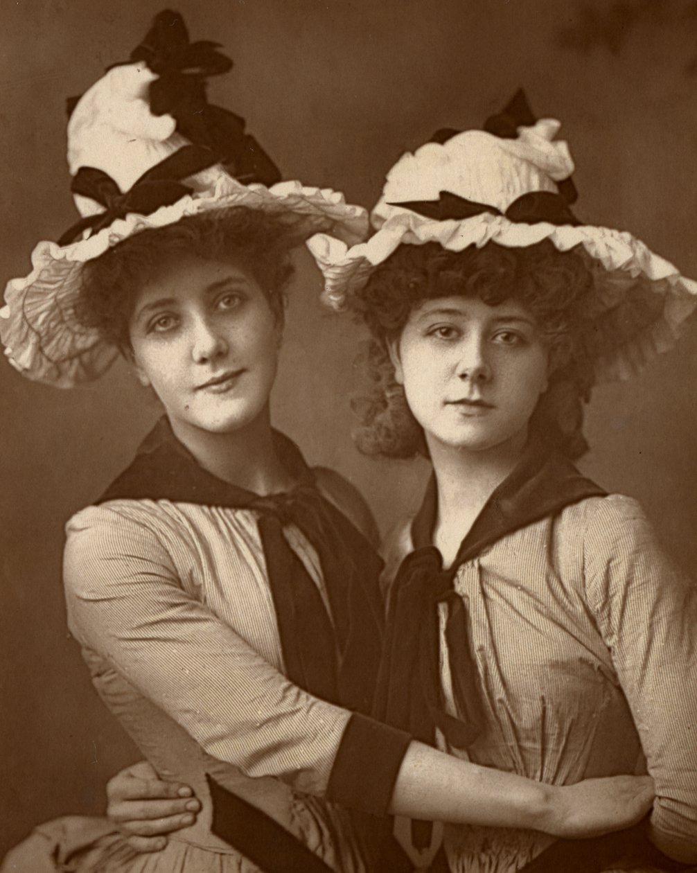 Dvě růže, Maude Millett a Annie Hughes, britské herečky, 1888 od William and Daniel Downey