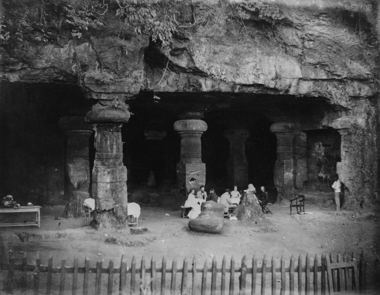 Indie: piknik u vchodu do jeskyní Elephanta poblíž Bombaje, 70. léta 19. století od Willoughby Wallace Hooper