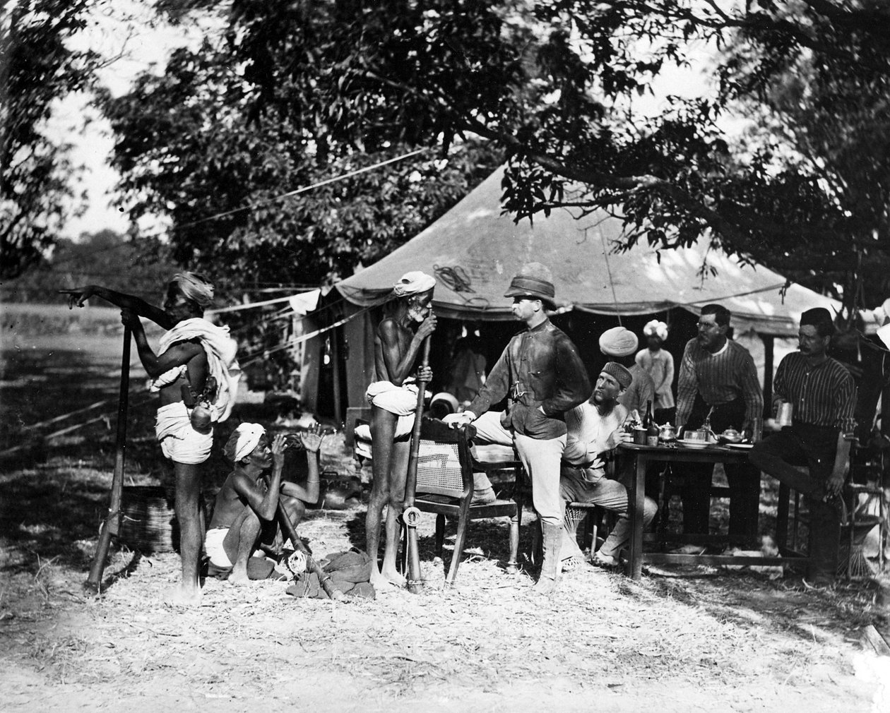 Domorodí Shikaries přinášejí zprávy o tygrovi kolem 70. let 19. století od Willoughby Wallace Hooper