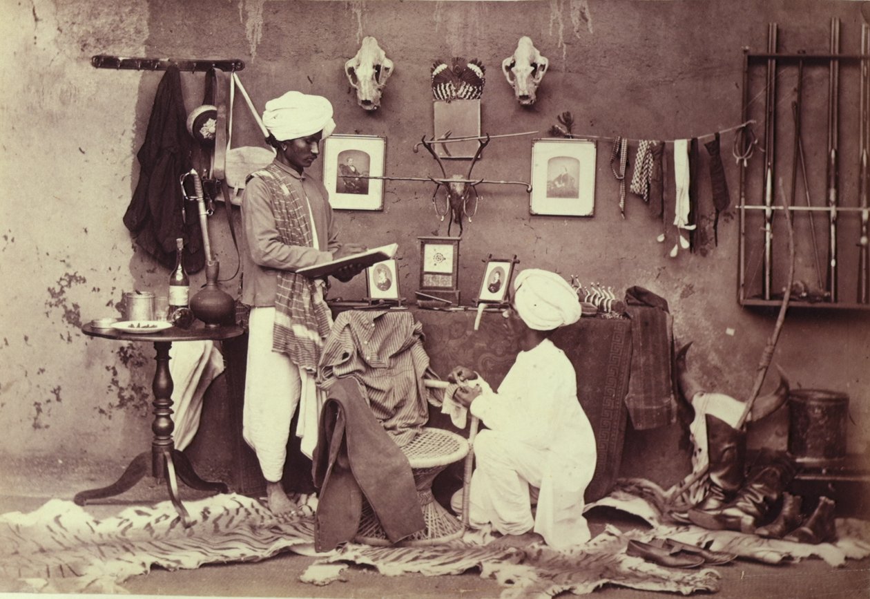 Dva indičtí sluhové zobrazeni v uspořádaném domácím interiéru, z „Hooper Collection“ (černobílá fotografie) od Willoughby Wallace Hooper