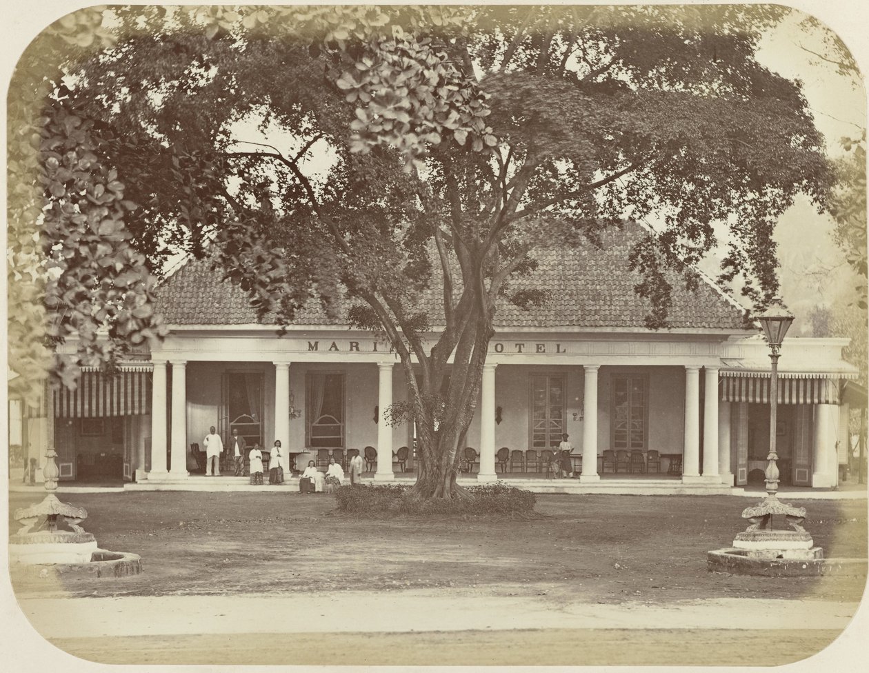 Marine Hotel te Batavia od Woodbury and Page