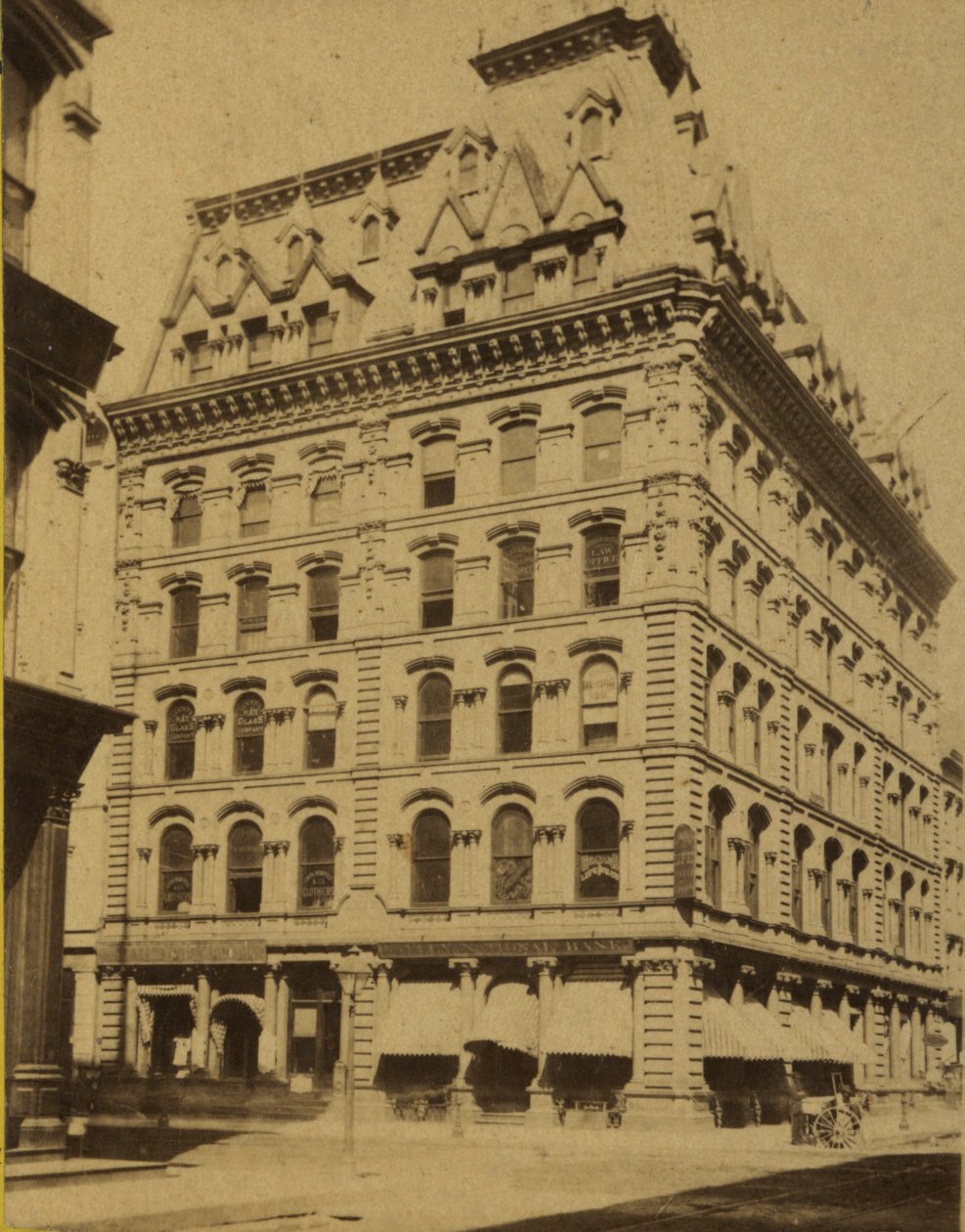 zpěvačka Šicí stroj Budova společnosti. Pátá ulice (Broadway) a Locust Street. Postaven na počátku 70. let 19. století od Woodward Stereoscopic Company