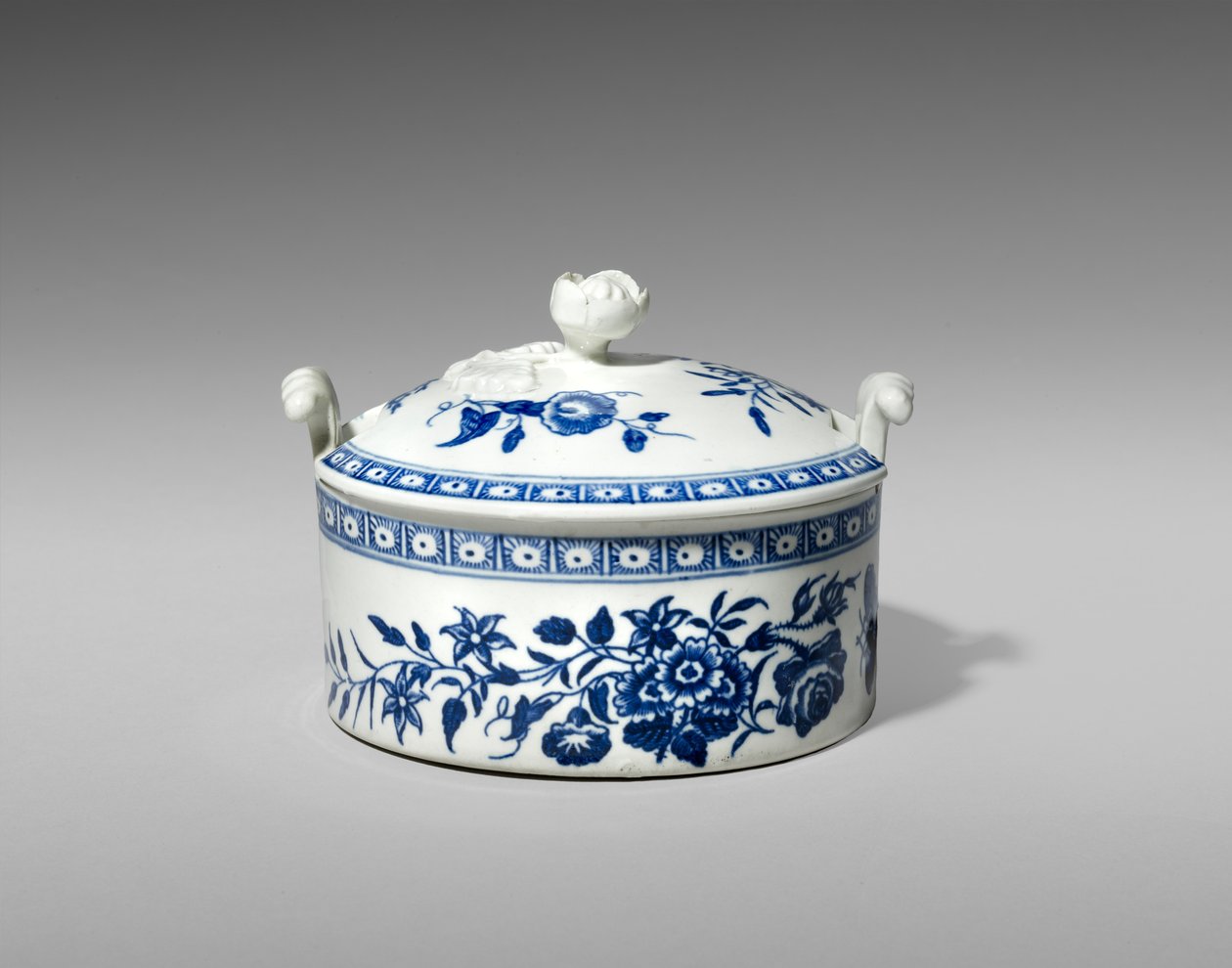 Máslová vana, c. 1770-1783 (měkký pastový porcelán s transferovým tiskem) od Worcester Porcelain Manufactory