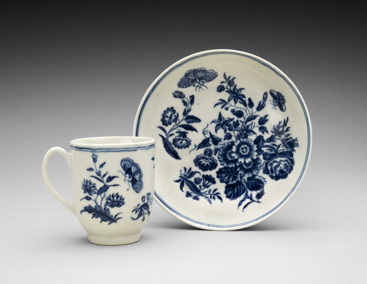 Šálek a podšálek na kávu, c. 1770-1783 (měkký pastový porcelán s transferovým tiskem) od Worcester Porcelain Manufactory