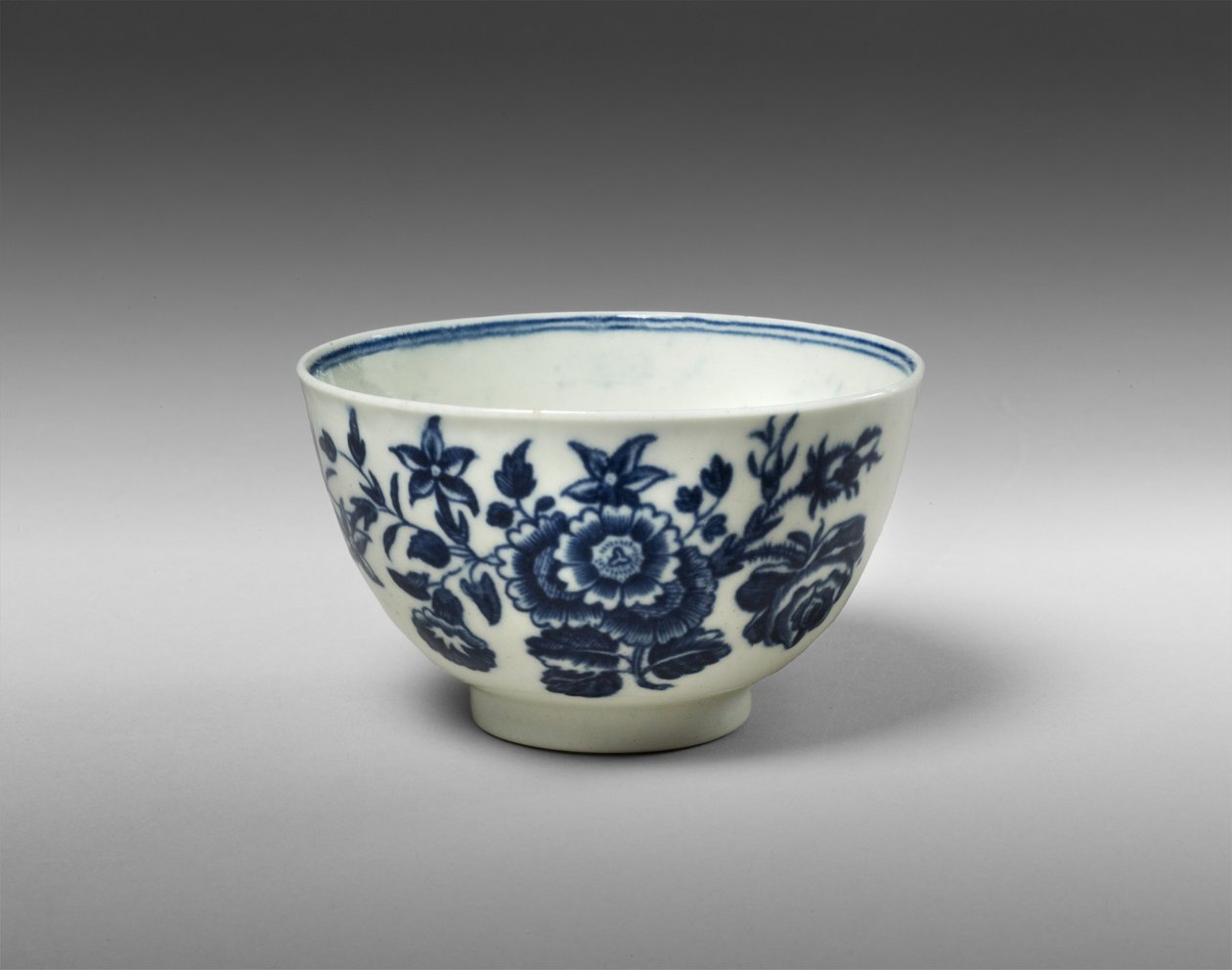 Čajová miska, c. 1770-1783 (měkký pastový porcelán s transferovým tiskem) od Worcester Porcelain Manufactory