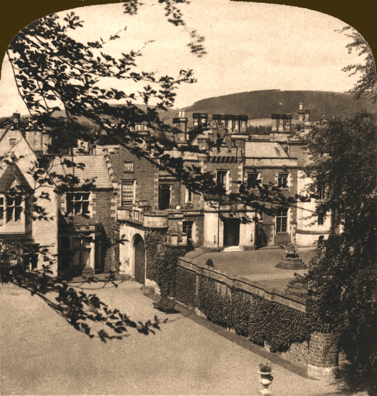 Abbotsford, domov sira Waltera Scotta, Skotsko, 1896. od Works and Sun Sculpture Studios