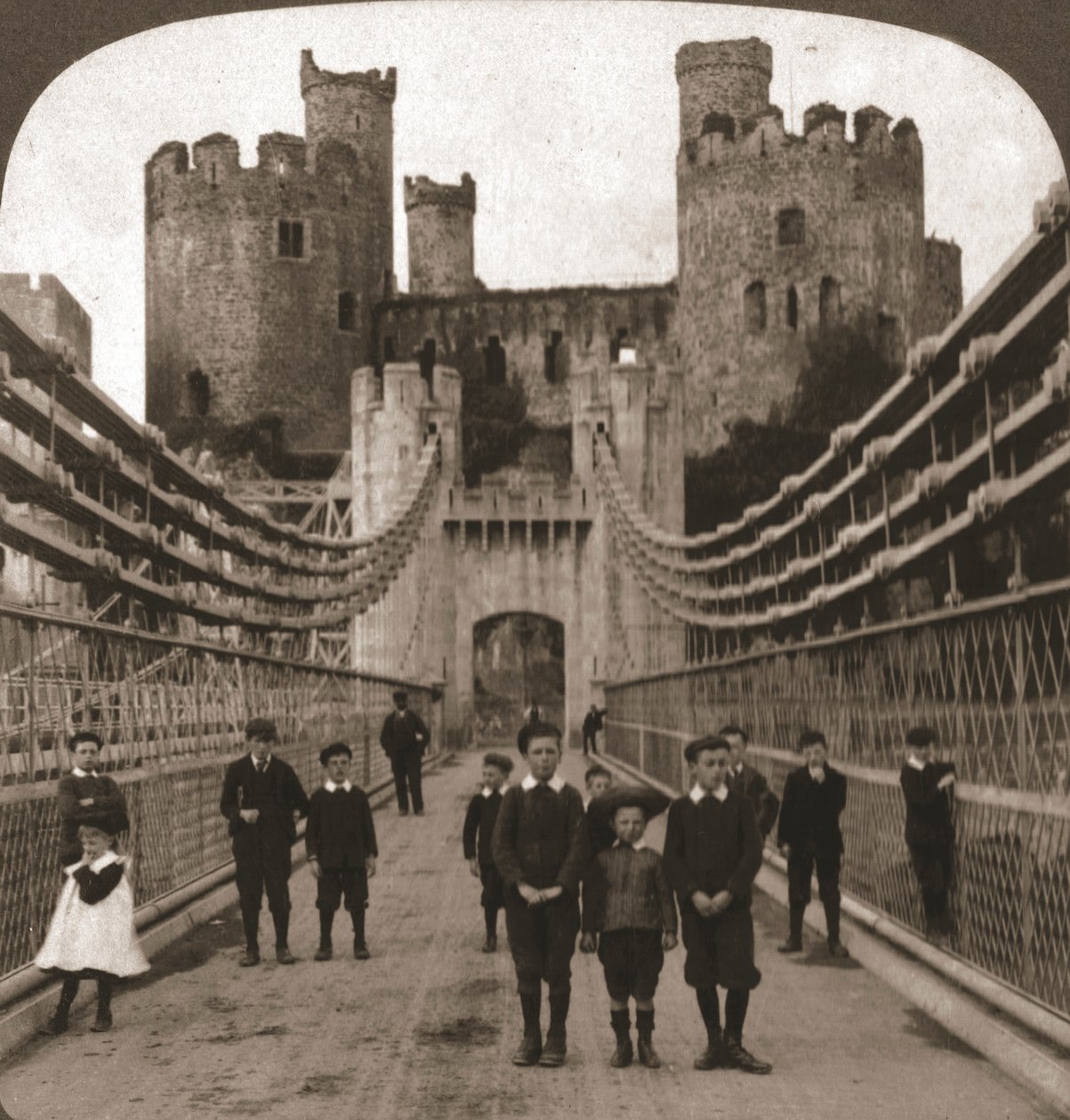 Conway, Wales, středověký hrad a most, 1901. od Works and Sun Sculpture Studios