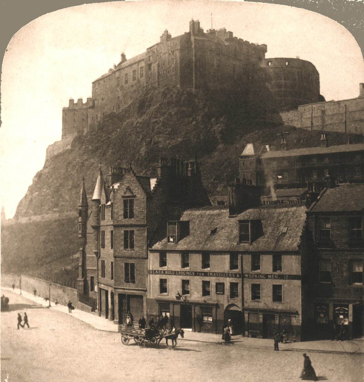 Edinburghský hrad z Grasmarket, Skotsko. od Works and Sun Sculpture Studios
