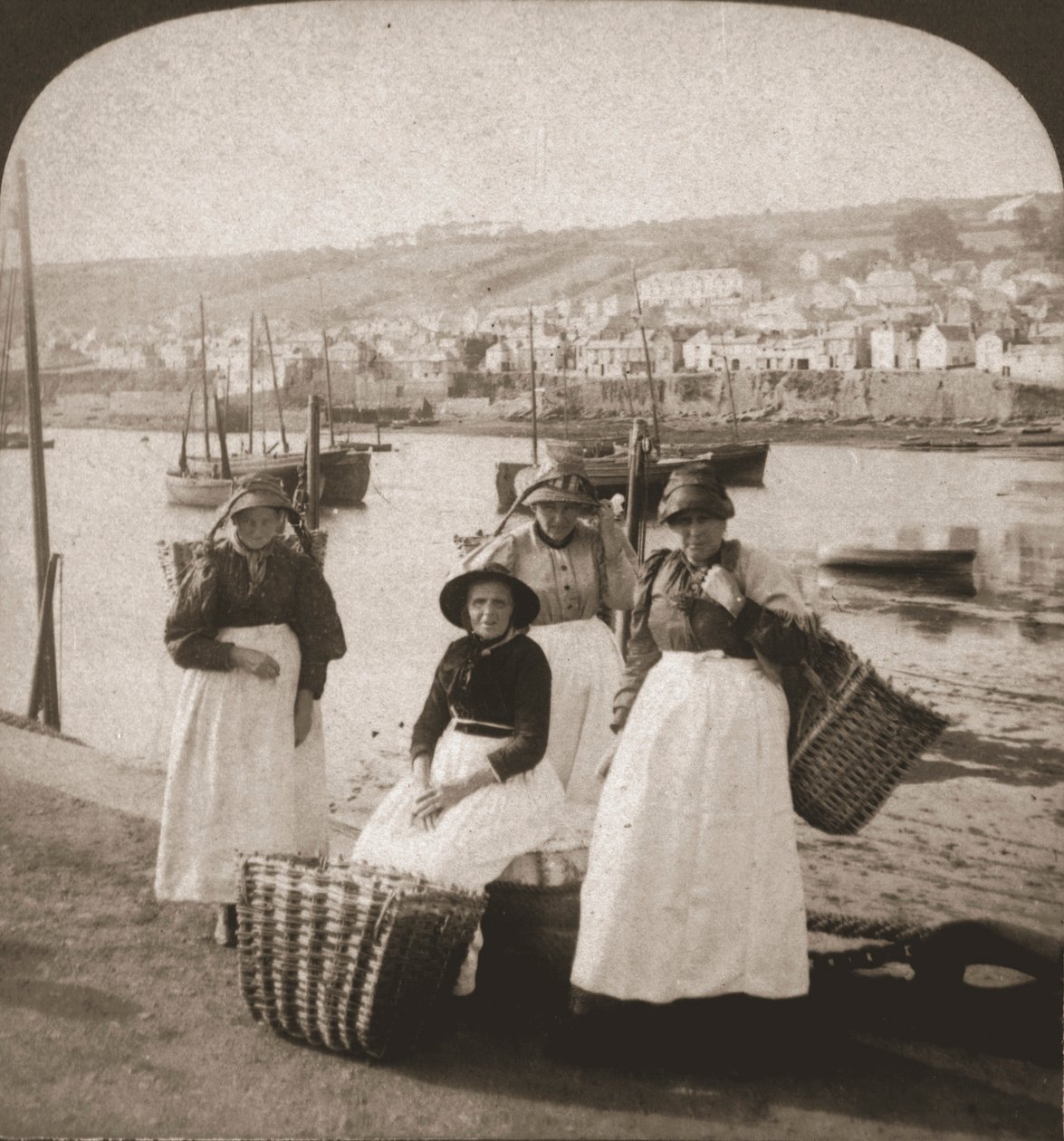 Fishwives v Newlynu, Cornwall, 1900. od Works and Sun Sculpture Studios