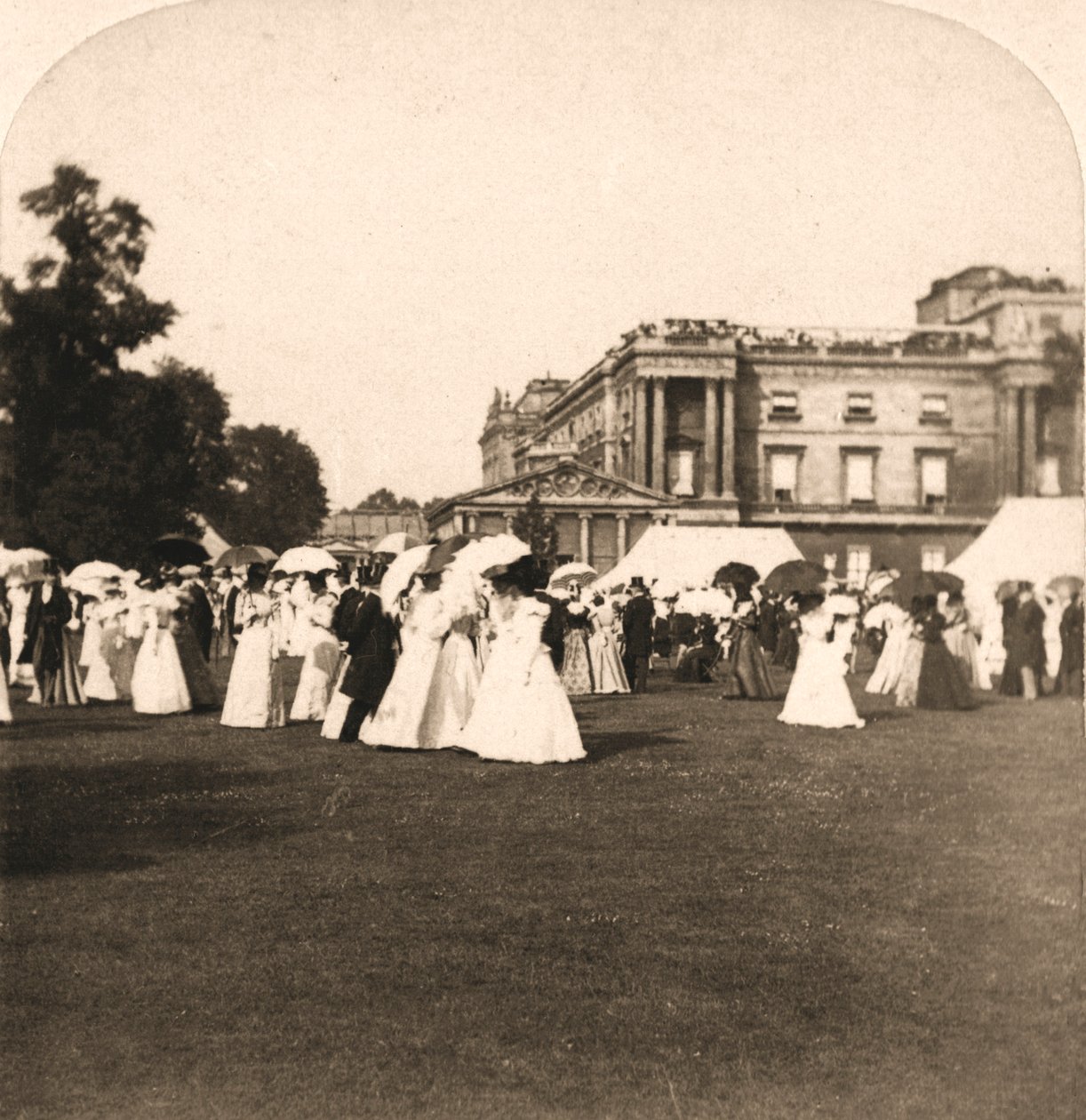 Zahradní slavnost, Buckinghamský palác, Londýn, Anglie, 1900. od Works and Sun Sculpture Studios