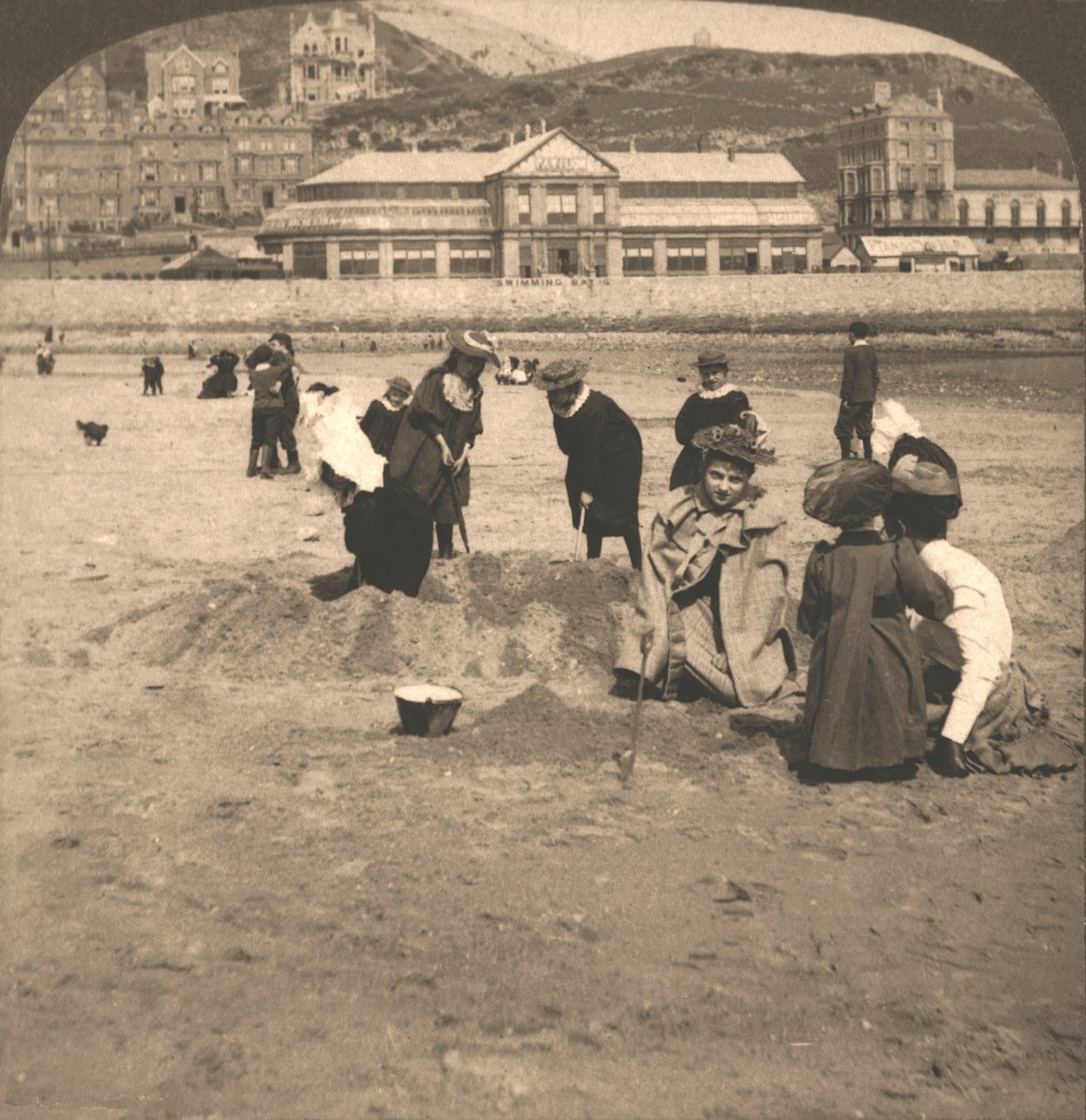 Na pláži v Llandudno, Wales, 1894. od Works and Sun Sculpture Studios
