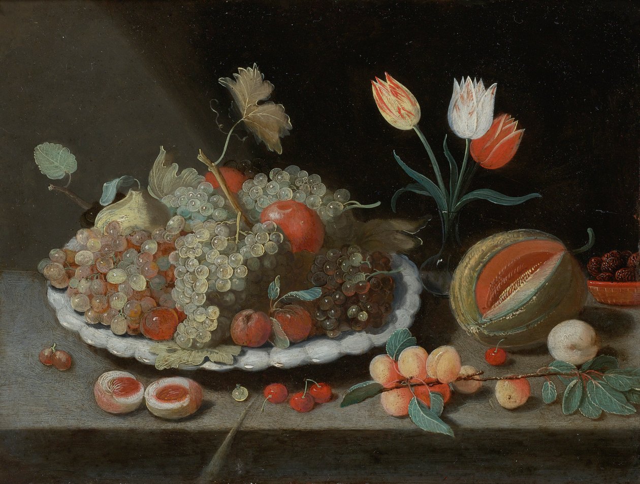Zátiší s hrozny a jiným ovocem na podnose, skleněná váza s tulipány, meloun, meruňky, třešně a další ovoce, vše na římse od Workshop of Jan van Kessel the Elder