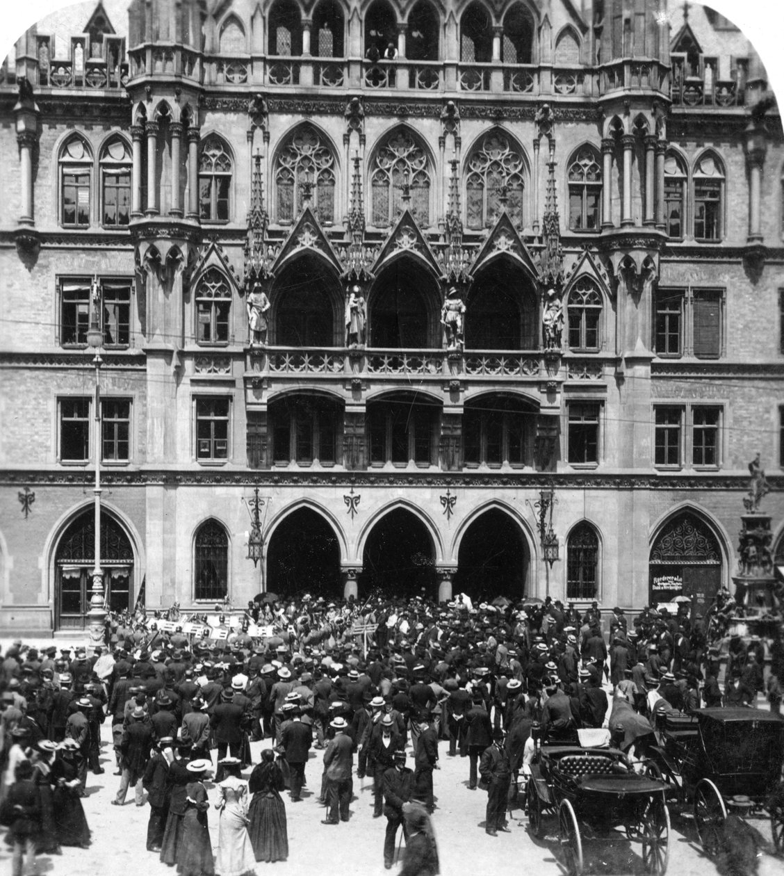 Venkovní koncert na radnici, Mnichov, Německo, c1900. od Wurthle and Sons