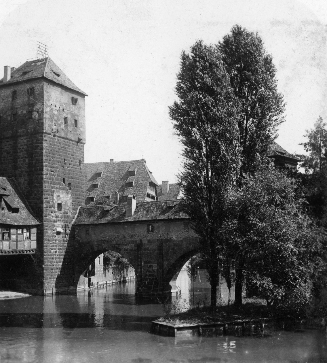 Henkersteg The Hangmans Bridge, Norimberk, Bavorsko, Německo, c 1900. od Wurthle and Sons