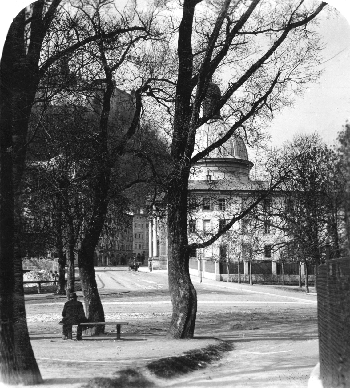 Kajetanerplatz a pevnost Hohensalzburg, Salzburg, Rakousko, c1900 od Wurthle and Sons