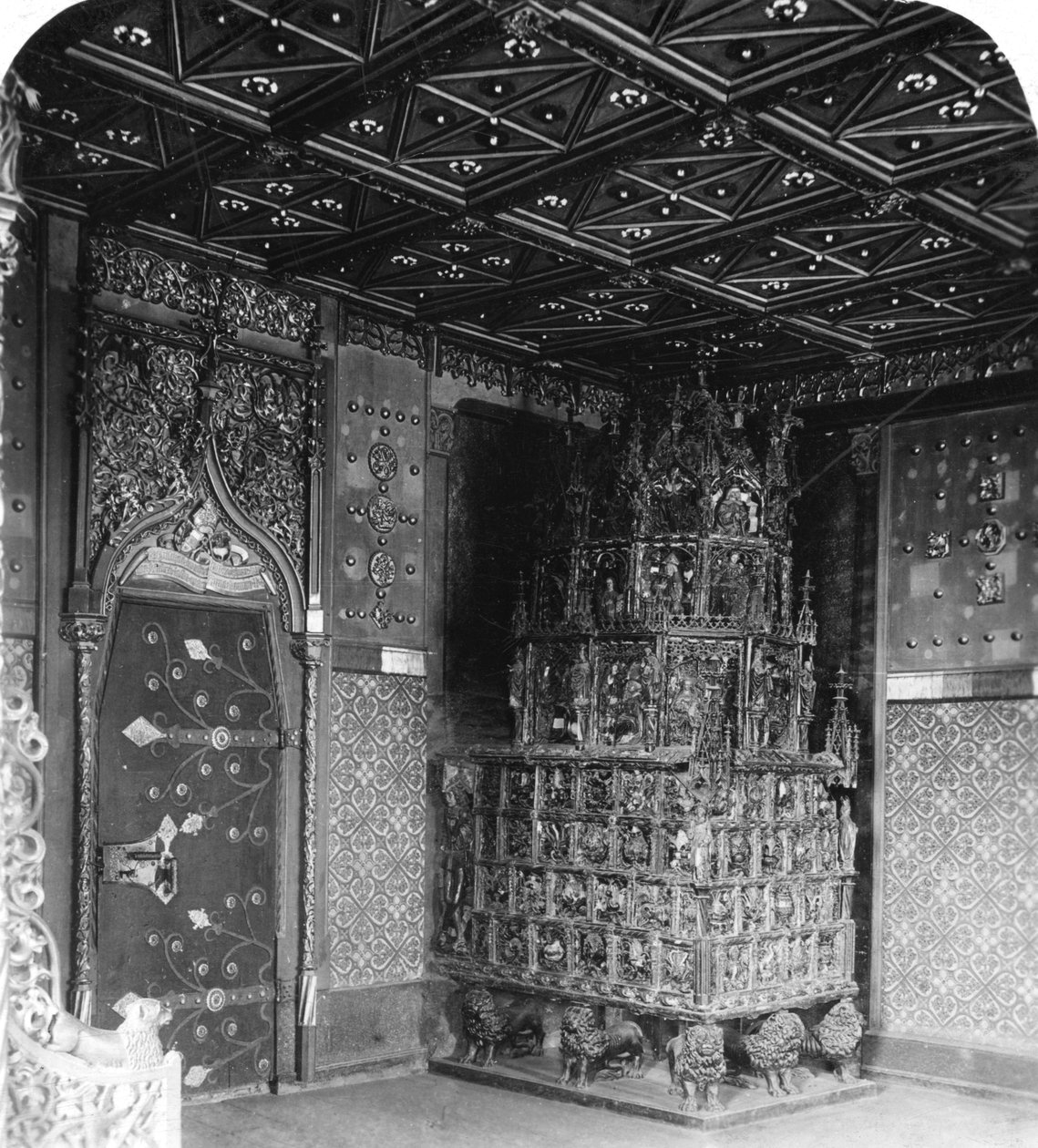 Pec v Princes Chamber, Festung Hohensalzburg, Salzburg, Rakousko, c 1900. od Wurthle and Sons