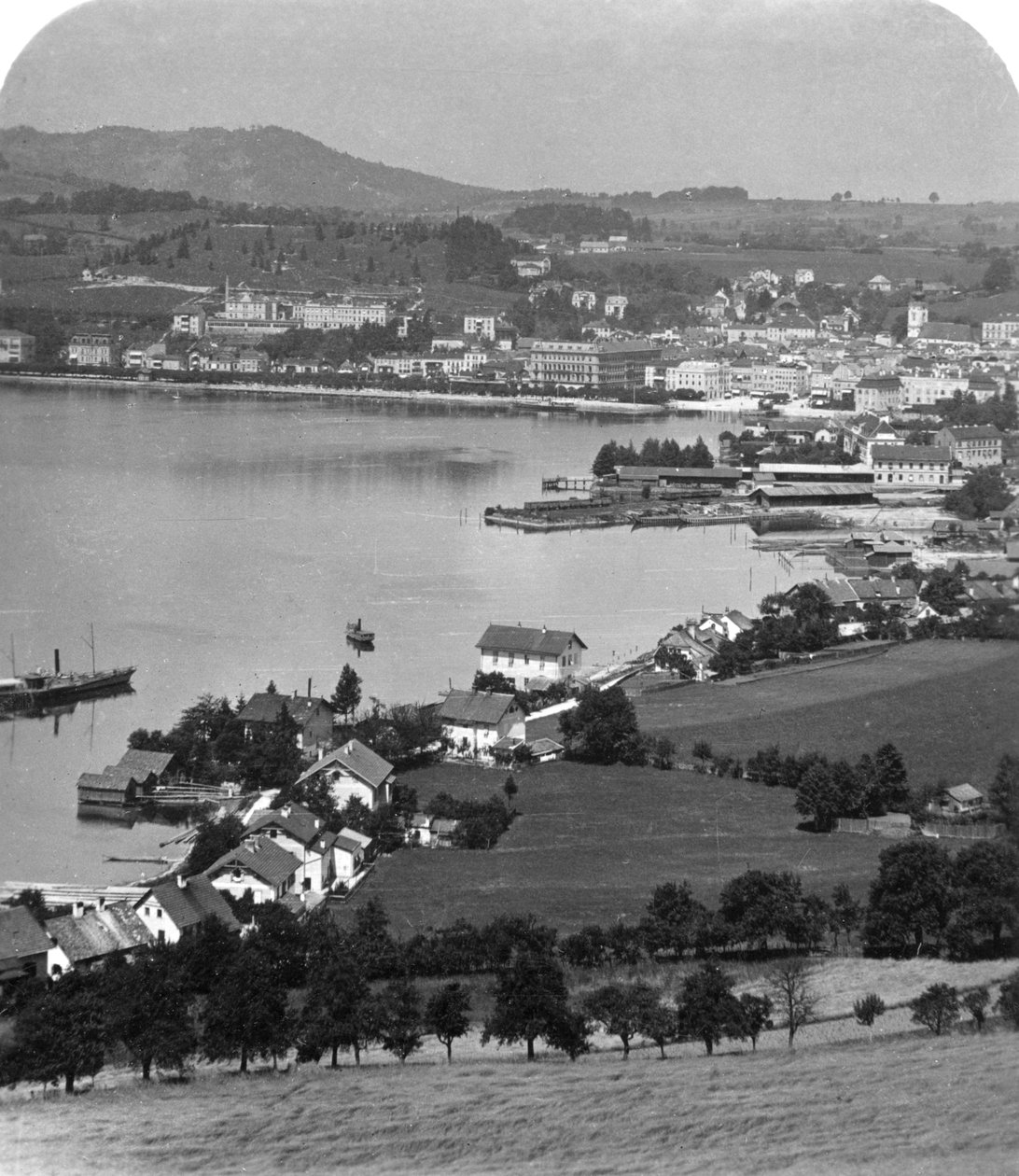 Pobřeží jezera v Gmundenu, Salzkammergut, Rakousko, 1900. od Wurthle and Sons