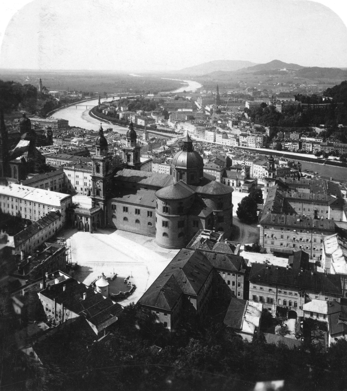 Pohled na Salzburg z pevnosti Hohensalzburg, Salzburg, Rakousko, c1900 od Wurthle and Sons