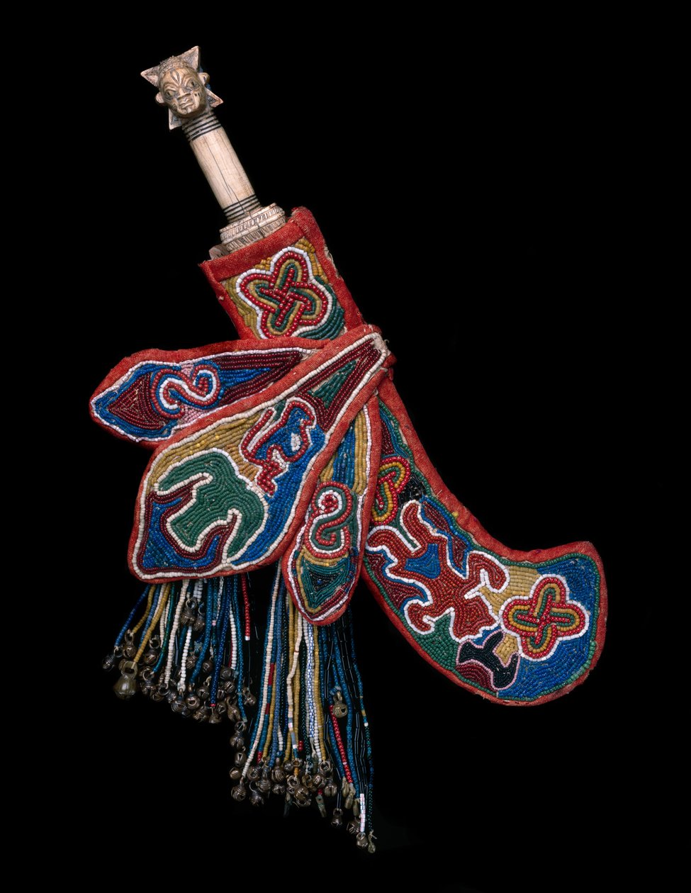 Ceremoniální nůž s pochvou (udamalore), království Owo, Nigérie, konec 19. století - začátek 20. století (slonovina, železo, skleněné korálky, mosazné zvonky, bavlněné plátno, dřevo a třtina) od Yoruba Culture Yoruba Culture