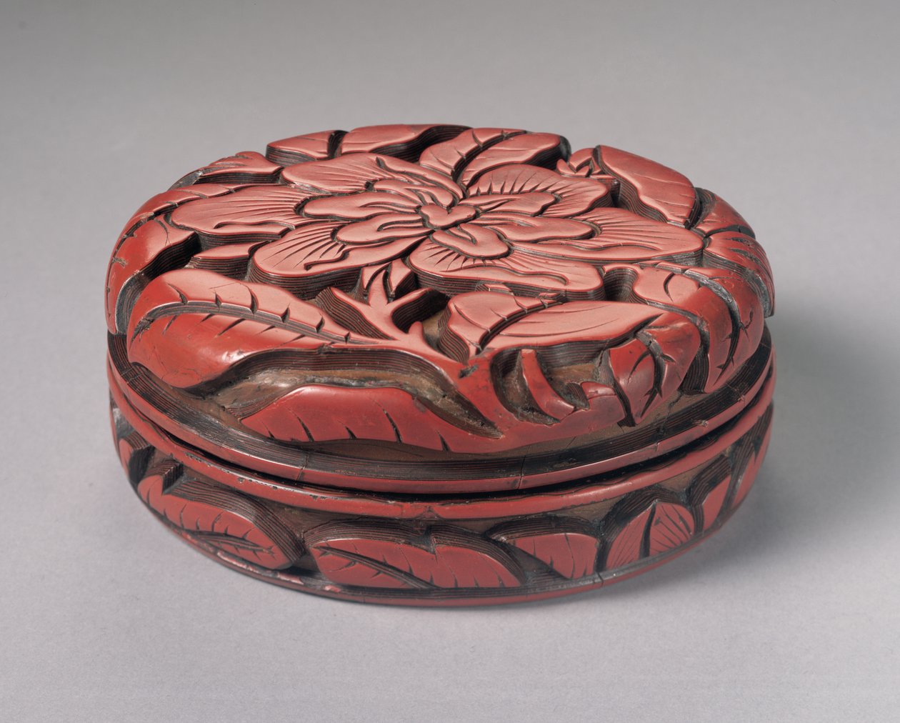 Kruhová vyřezávaná krabička a kryt na rumělku (lakované dřevo) od Yuan Dynasty Chinese School