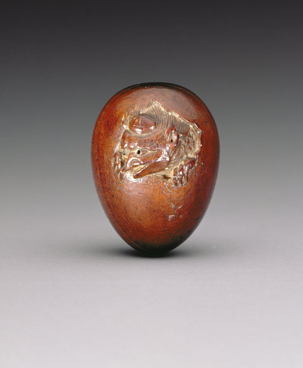 Netsuke zobrazující vránu vylézající z vejce, cca 1800-20 (měkké dřevo) od Yuzan
