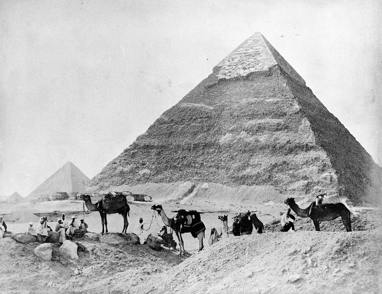 Karavana velbloudů před pyramidami v Gíze koncem 70. let 19. století od Zangaki Brothers
