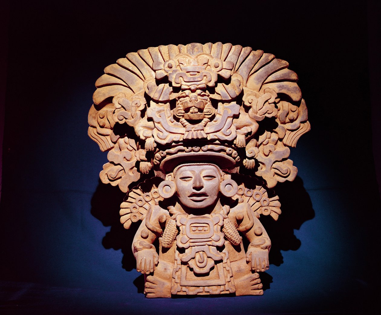 Urna představující boha kukuřice, styl Monte Alban III (keramika) od Zapotec