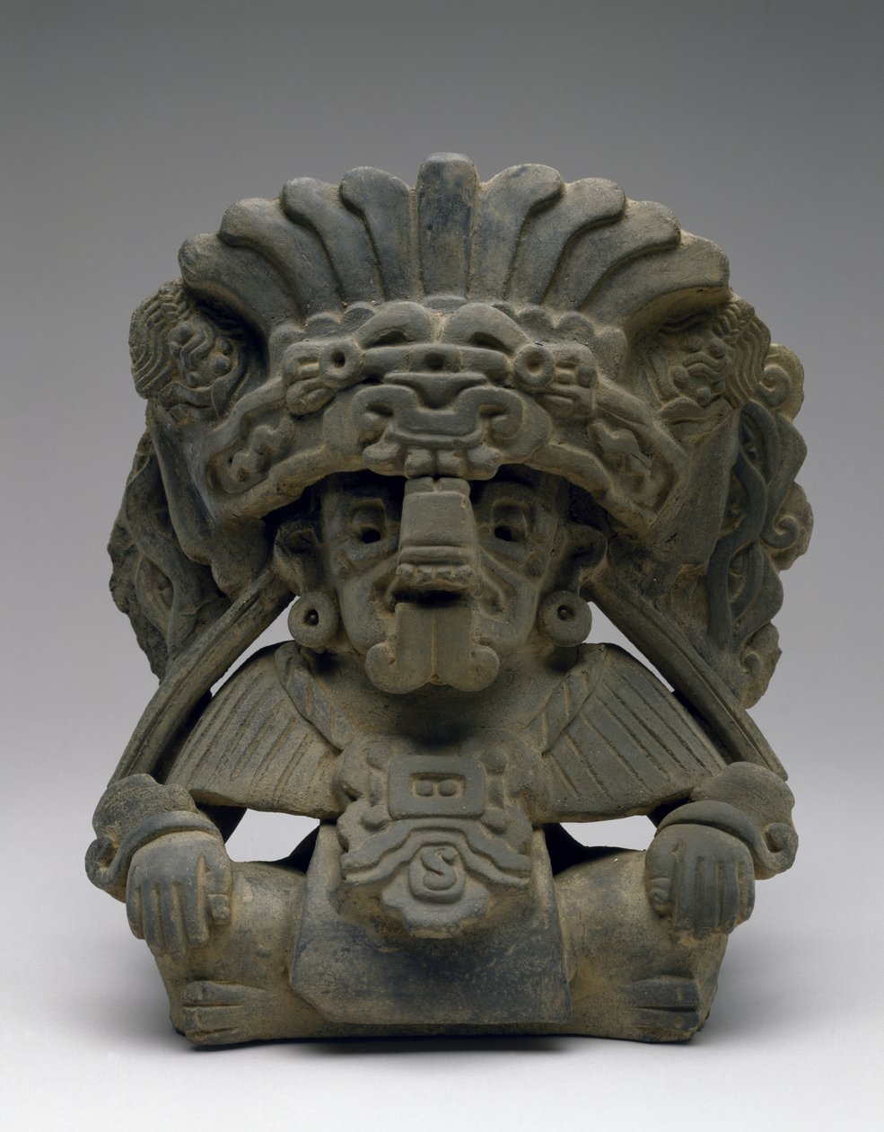 Urna se sedícím předkem, 600-900 n. l. (hliněné nádobí se skluzem) od Zapotec Zapotec