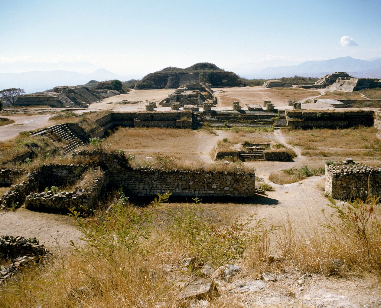 Pohled na severní plošinu (500 př. nl-850 n. l.) od Zapotec Zapotec