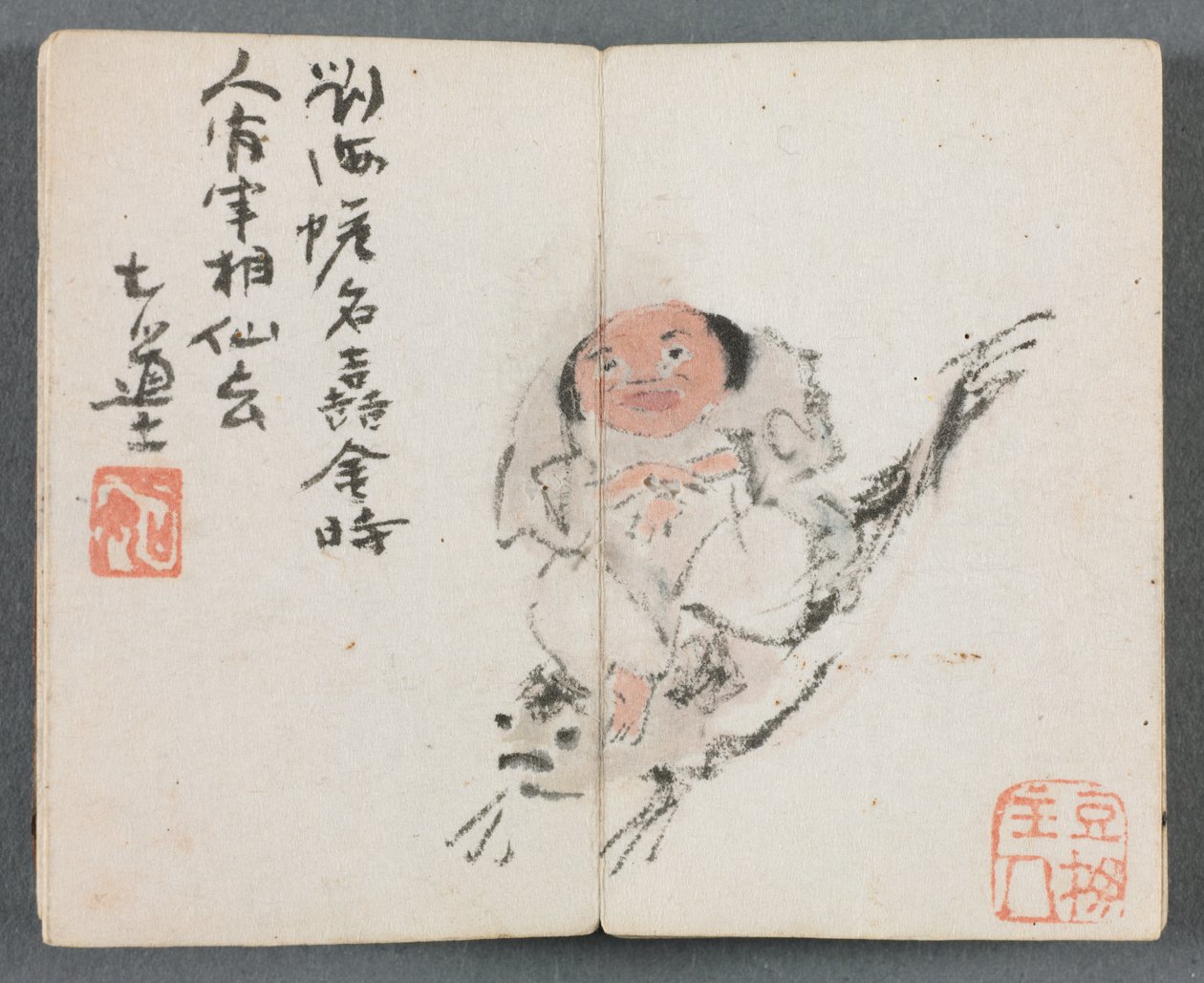 Miniaturní album s figurkami a krajinou (Man Riding Carp) od Zeng Yandong