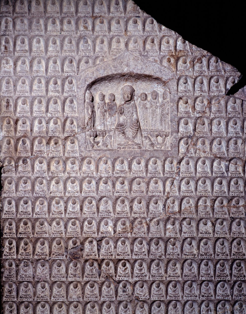 Čínské umění: stéla tisíce Buddhů. Období dynastie Zhou (Cheou). 11.-3. století před naším letopočtem. Šanghaj. Šanghajské muzeum od Zhou Dynasty Chinese School