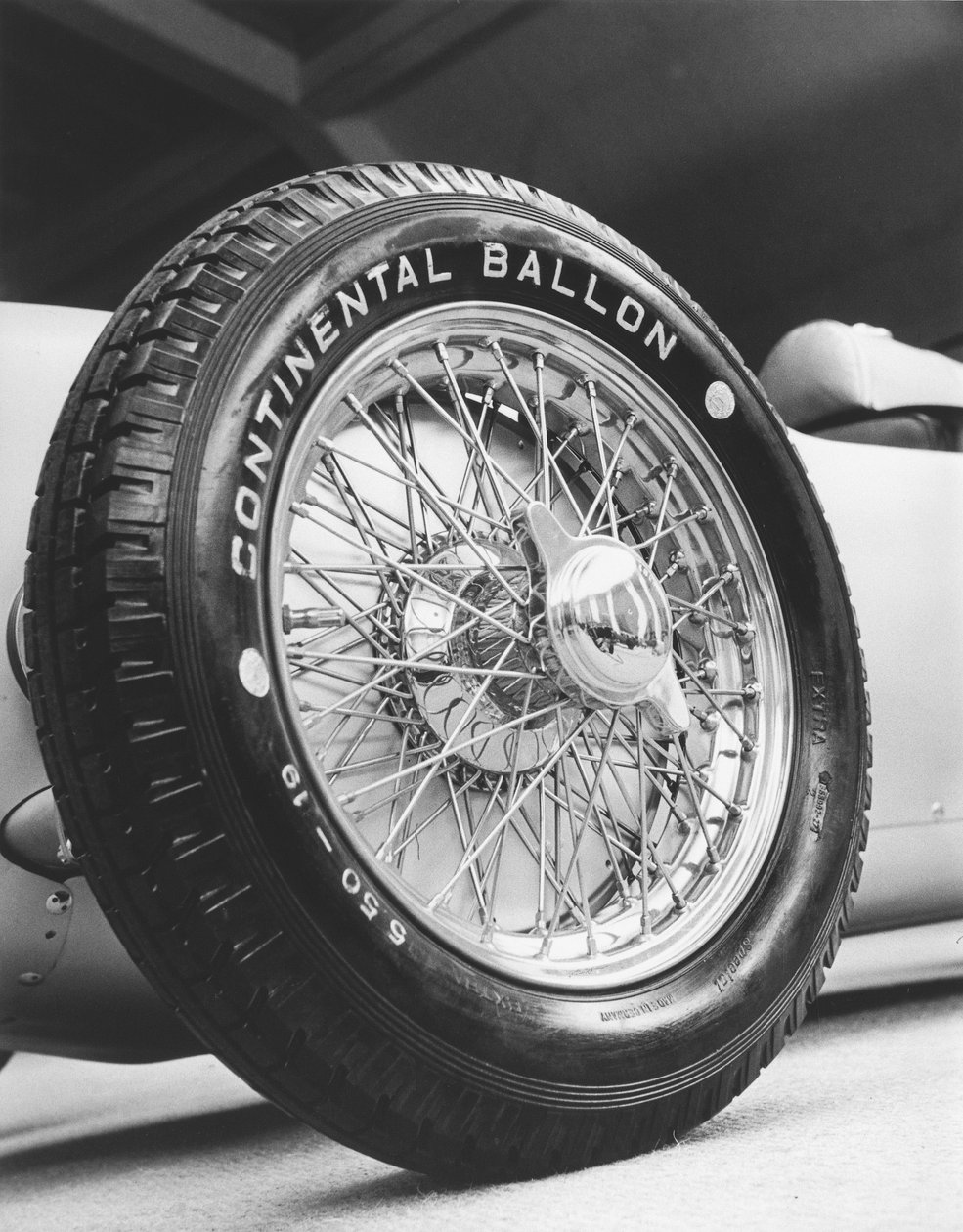 Přední kolo závodního vozu Auto-Union z roku 1911, asi 1934-1935 od Zoltan Glass