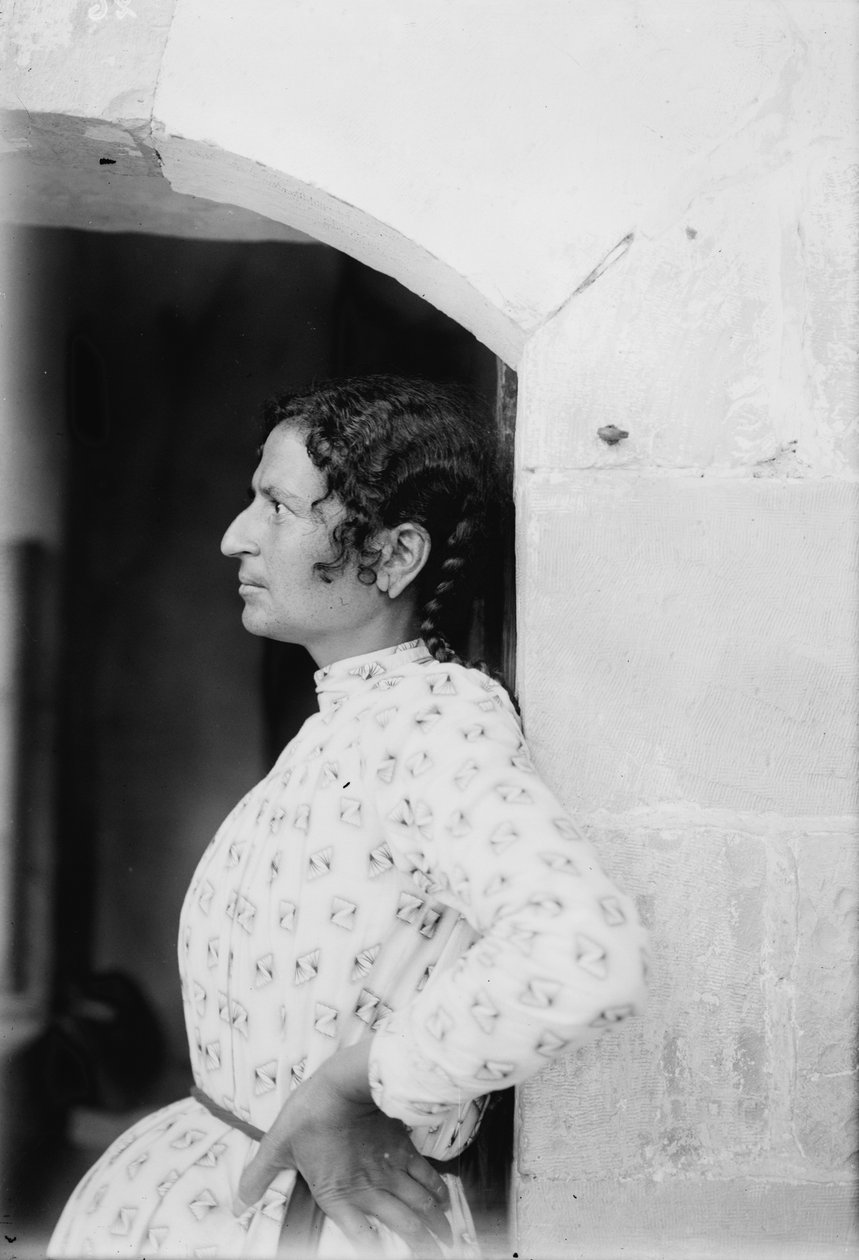 Samaritánka z Nábulusu, kolem roku 1920 (černobílá fotografie) od . .