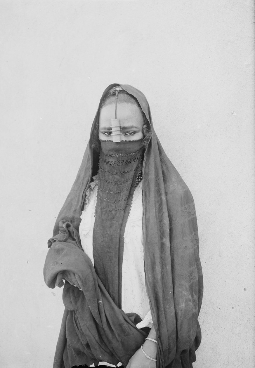 Zahalená žena, Káhira, kolem roku 1910 (černobílá fotografie) od . .