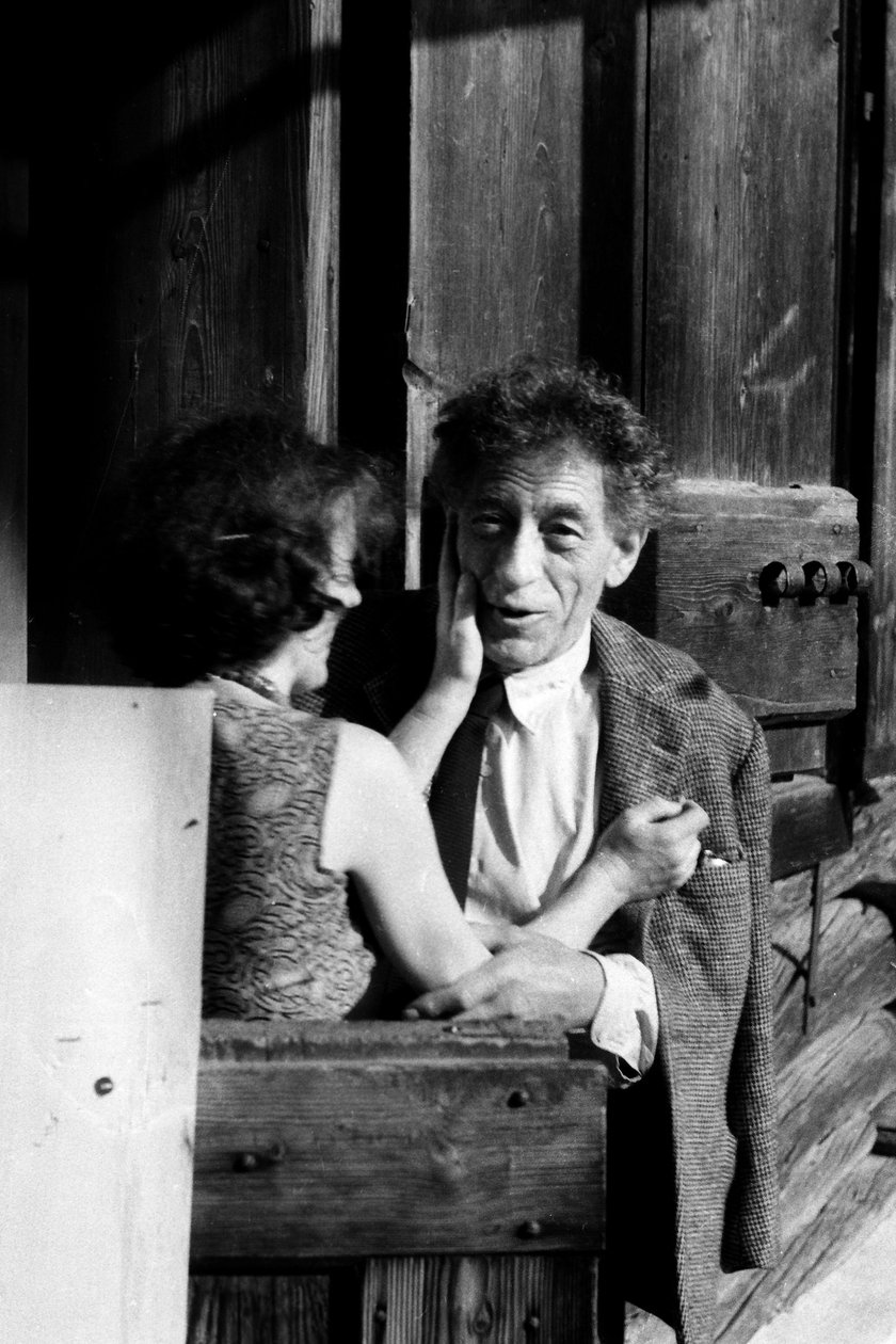 Alberto Giacometti ve své domácí dílně se svou ženou Annette Arm (č/b foto od John Pardon