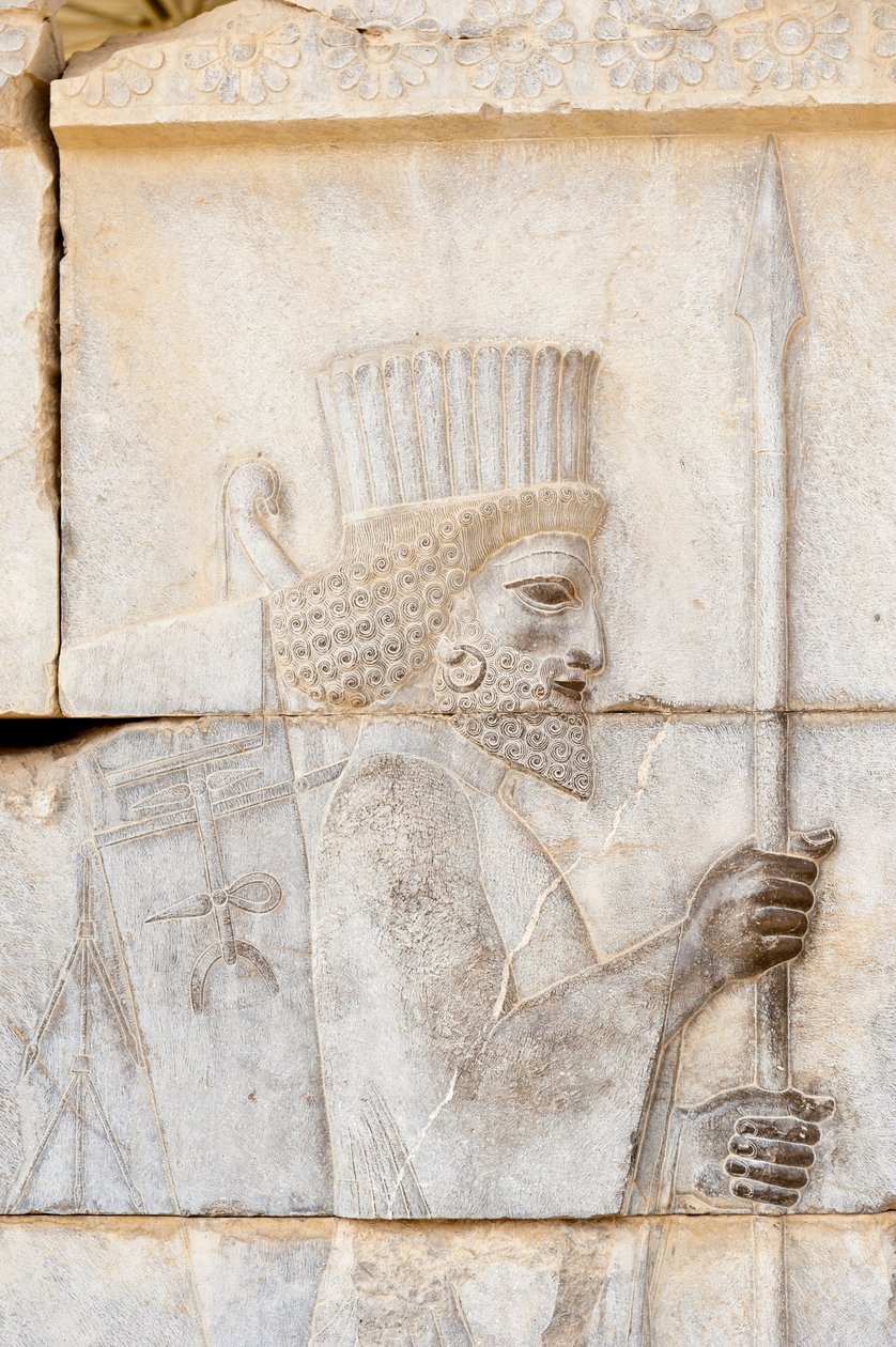Starověký reliéf Achaemenid; perština s kopím; voják Nesmrtelné gardy na paláci Apadana; archeologické naleziště; starověké perské město Persepolis; světové dědictví UNESCO; provincie Fars; Írán; Asie od Frederick (attr. to) Barnard