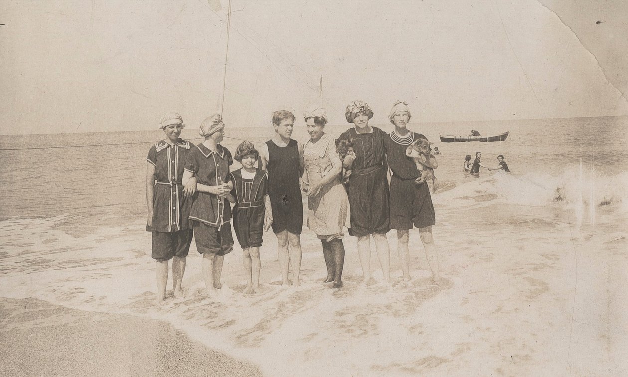Koupací párty, Houlgate, září 1911 (černobílá fotografie) od Hippolyte Lalaise Devéria