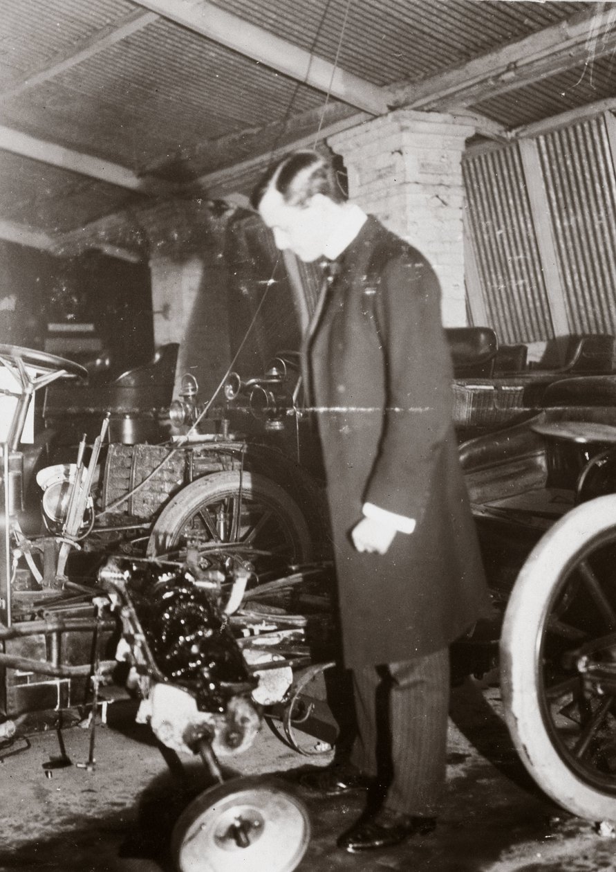 C S Rolls se dívá na motor motorového vozu ve své garáži, c 1900 od Ferdinand Georg Waldmuller