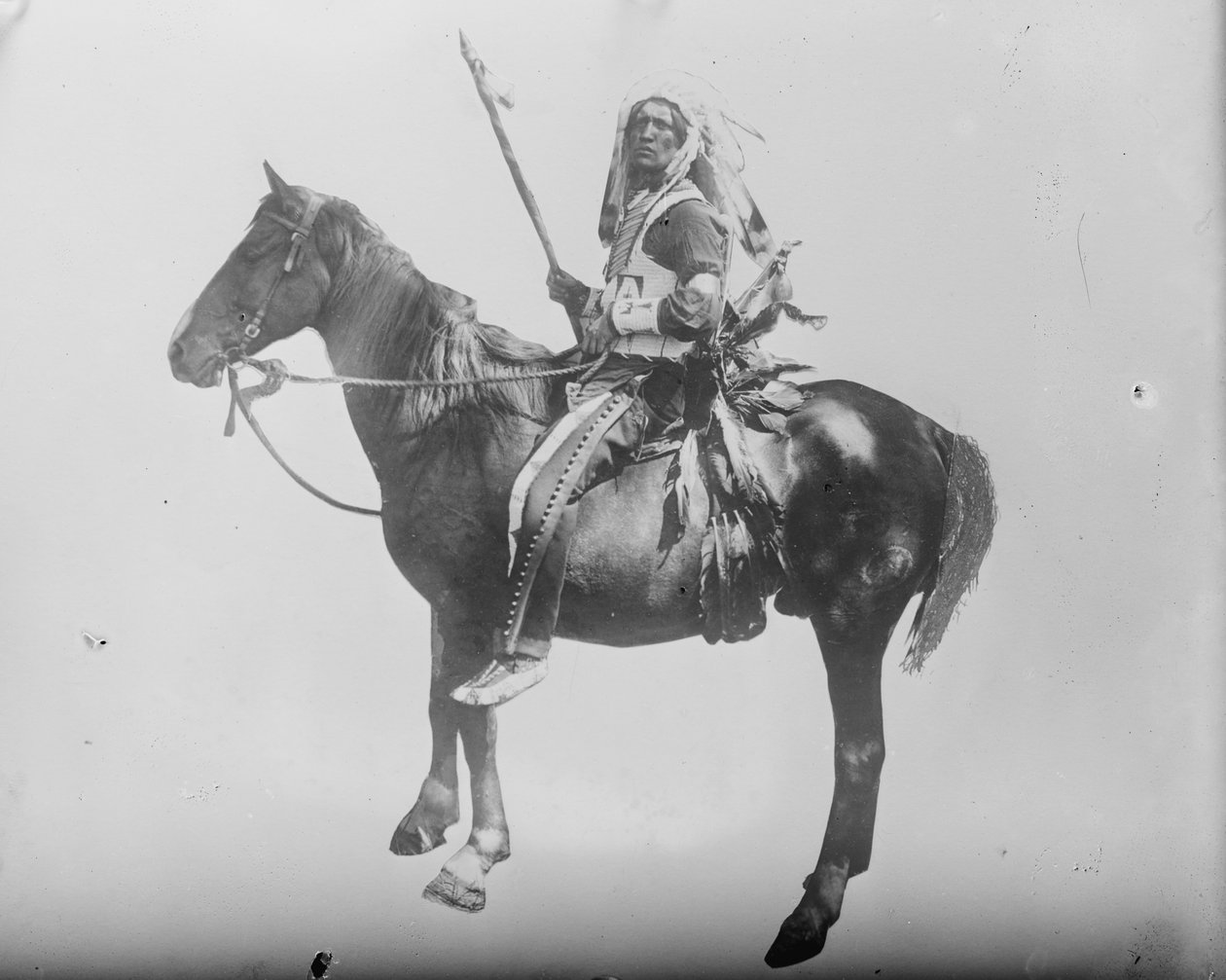 Chief Deep Sky-Indian na koni, cca 1900 (č/b foto) od . .