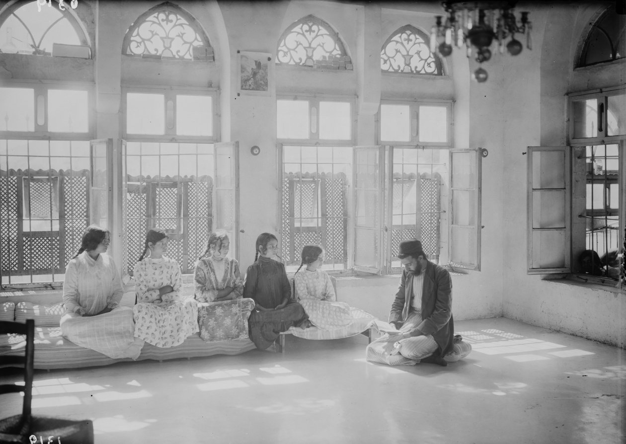 Děti a učitel na samaritánské škole v Nábulusu, c. 1920 (černobílá fotografie) od . .