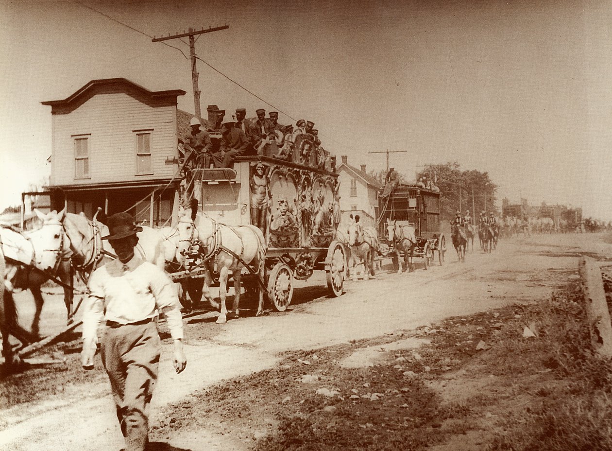 Cirkus přichází do města, kolem roku 1905 (foto) od . .