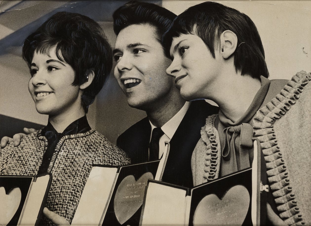 "Cliff Richard (narozen v roce 1940), Rita Tushingham (narozen v roce 1942) a Helen Shapiro (narozen v roce 1946)" od Frederick (attr. to) Barnard