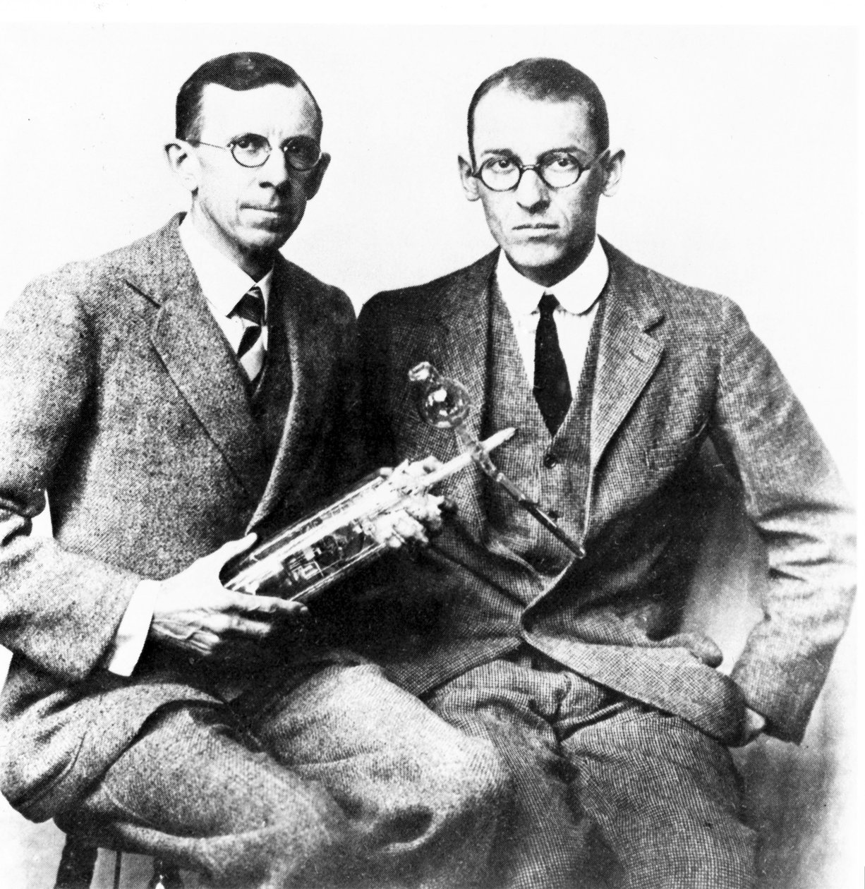 Clinton J Davisson a Lester H Germer, američtí fyzici, c 1927 od Frederick (attr. to) Barnard