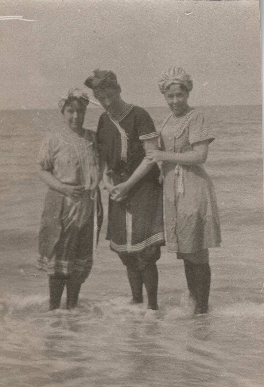Detail, koupání, Houlgate, září 1911 (čb fotografie) od Hippolyte Lalaise Devéria