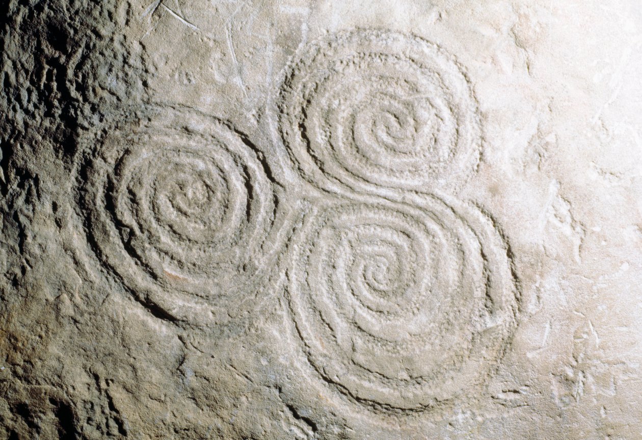 Detail křivočarých skalních rytin v newgrangeské hrobce z doby kamenné (seznam světového dědictví UNESCO od Georg Carl Heinrich Dollmann