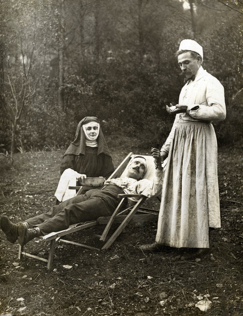 Lékař snímající puls zraněného muže, asistovala mu sestra jeptiška, cca 1900 (č/b foto) od . .