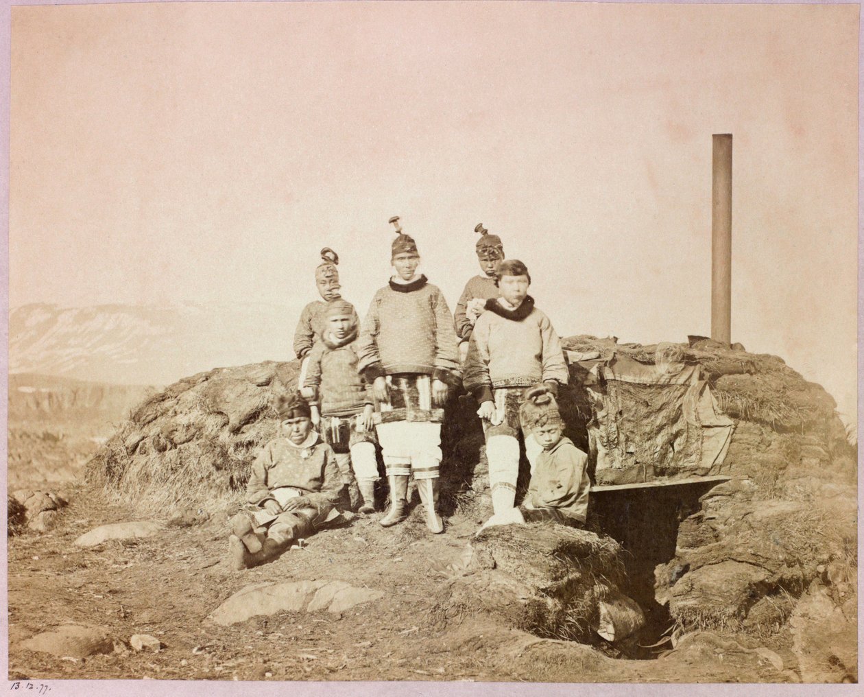 Arktická expedice (1875-1876) kapitána George Narese (1831-1915): Skupina domorodých žen na diskotéce od Frederick (attr. to) Barnard