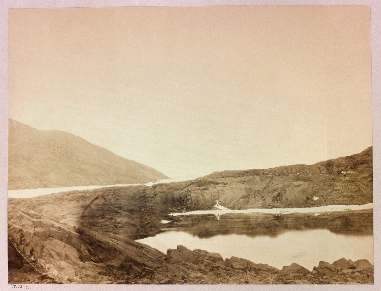 Kapitán George Nares (1831-1915) Arktická expedice (1875-1876): Pohled na Cape Sabine z Port Payer od Frederick (attr. to) Barnard